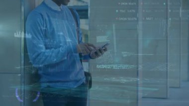 Bu video klipte şehirdeki bir sütuna karşı cep telefonu kullanan bir adam görülüyor..