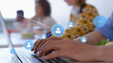 Ofisteki çeşitli iş adamlarıyla olan bağlantıların animasyonu. Küresel iş, finans ve dijital arayüz kavramı dijital olarak oluşturulmuş video.