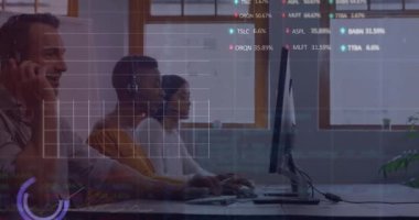 Bilgisayar kullanan çeşitli iş adamlarının istatistikleriyle finansal veri işleme animasyonu. Küresel iş, finans ve dijital arayüz kavramı dijital olarak oluşturulmuş video.