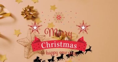 Mutlu noeller ve mutlu yeni yıl metinleri sarı yüzeyde noel süslemeleri üzerine. Noel şenliği ve kutlama konsepti
