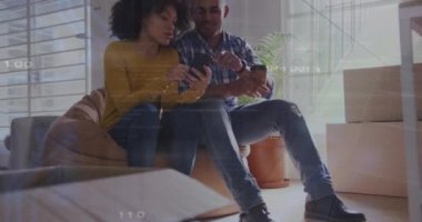 Çeşitli iş adamları üzerinde finansal veri işleme animasyonu. Küresel finansman, iş ve dijital arayüz kavramı dijital olarak oluşturulmuş video.