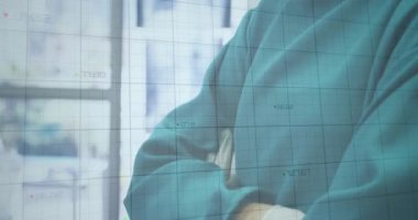 Hastanedeki ameliyathanede kadın cerrah üzerinde hareket eden yeşil grafiklerin animasyonu. Tıbbi sağlık teknolojisi kavramı