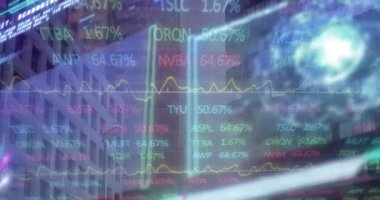 Ofisteki kaldırma üzerinde veri işleme animasyonu. Küresel işletme veri işleme teknolojisi ve dijital arayüz konsepti dijital olarak oluşturulmuş video.