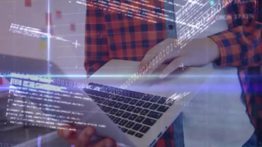 Ofiste çalışan beyaz adamların orta kesiminde finansal grafiklerin ve verilerin animasyonu. İş, finans, ekonomi ve dijital olarak üretilen video teknolojisi kavramı.