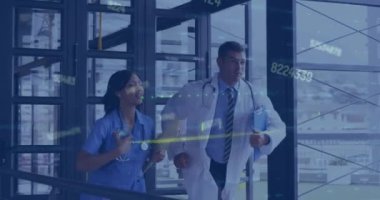 Doktor ve hemşire hastanede birlikte çalışıyorlar. Çeşitli finansal veri işleme ile çevrili dijital bir arayüzle çevrilidir. Bu, küresel iş, finans ve dijital bağlantılar kavramını temsil edebilir.