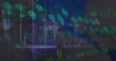 Kafkas iş kadını ve şehir manzarası üzerine finansal veri işleme animasyonu. Dijital olarak oluşturulan küresel finansman, bilgisayar ve dijital arayüz kavramı.