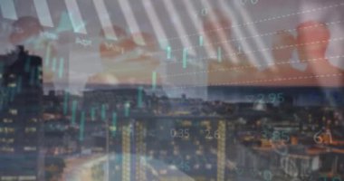 Şehir manzarası üzerinde veri işleme animasyonu. Küresel işletme finansmanı ve dijital arayüz kavramı dijital olarak oluşturulmuş video.