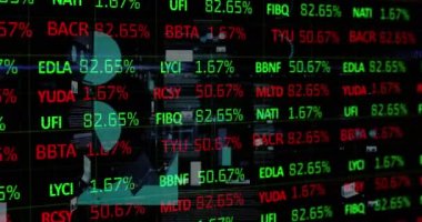 Siyah arkaplana karşı bilgi arayüzü üzerinden işlem panosunun animasyonu. Dijital olarak üretilmiş, hologram, borsa, yatırım, rapor, finans, iş ve teknoloji kavramı.