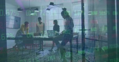 Bir grup farklı iş kadını bir ofis ortamında birlikte çalışıyor. Ekranda, yeşil enerji, eko güç, finans ve ekonomi kavramlarını temsil eden mali veriler ve grafikler gösteriliyor.