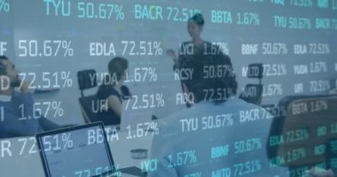 Telefon kulaklığı takan iş adamlarıyla ilgili istatistik ve veri işleme animasyonları. Küresel iş bağlantıları dijital arayüz ve teknoloji konsepti dijital olarak oluşturulmuş video.