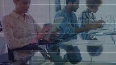 Ofiste birlikte çalışan çeşitli iş adamlarının finansal verilerinin ve grafiklerinin animasyonu. İş, finans, ekonomi ve işbirliği konsepti dijital olarak oluşturulmuş video.