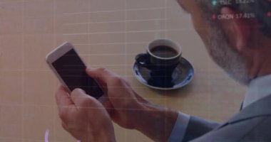 Akıllı telefon kullanan beyaz adamın finansal veri işleme animasyonu. Küresel finansman, iş ve dijital arayüz kavramı dijital olarak oluşturulmuş video.