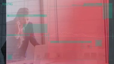 Grafik animasyonu ve beyaz iş kadınının yürüme hızıyla telefonda konuşması. Dijital bileşik, çoklu pozlama, ofis, girişimci, rapor, finans ve teknoloji kavramı.