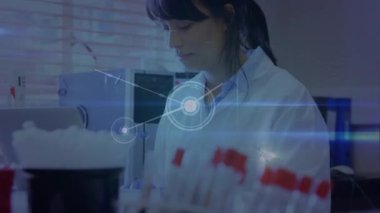 Bir laboratuvar teknisyeni kan bankasındaki dizüstü bilgisayara dikkat ediyor.. 