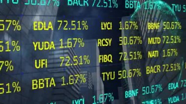 Düşük açılı, ışıklandırmalı ve küreselleştirilmiş binaların ticaret panolarının animasyonu. Dijital olarak üretilmiş, hologram, küreselleşme, gökdelenler, borsa, yatırım ve teknoloji kavramı.