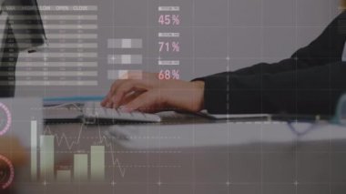 Bilgisayarda çalışan beyaz adamın finansal verilerinin ve grafiklerinin animasyonu. İş, finans, ekonomi konsepti dijital olarak oluşturulmuş video.