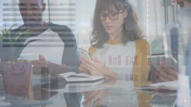 Ofisteki çeşitli meslektaşlar üzerinde elektronik cihazlar kullanarak istatistiksel veri işleme animasyonu. İş veri teknolojisi kavramı