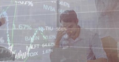 Röntgen taraması yapılan kadın doktorların istatistik ve veri işleme 3animasyonları. Küresel tıp, sağlık ve veri işleme kavramı dijital olarak oluşturulmuş video.