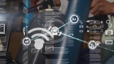 Depoda forklift kullanan erkek işçi üzerinde veri işleme ve simge ağı animasyonu. Küresel ağ ve lojistik iş teknolojisi kavramı