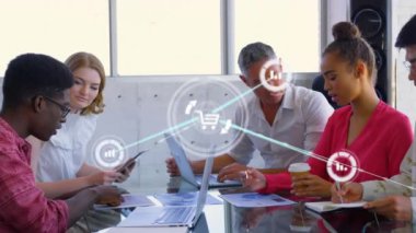 Ofisteki çeşitli iş adamlarıyla olan bağlantıların animasyonu. Küresel iş, finans ve dijital arayüz kavramı dijital olarak oluşturulmuş video.