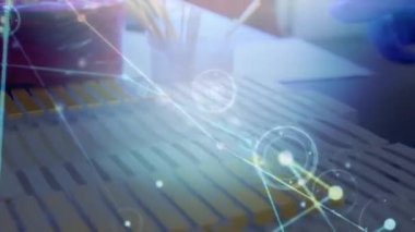 Laboratuvarda kan örneklerini kontrol eden bir bilim adamının kesik ellerinin üzerindeki çizgilerle bağlantılı noktaların animasyonu. Dijital bileşik, çoklu pozlama, araştırma, tıbbi, sağlık, iletişim ve teknoloji.