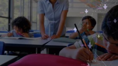 Yel değirmeni modeliyle kadın öğretmenin orta bölümündeki bağlantı ağının animasyonu. Okul ve eğitim teknolojisi kavramı