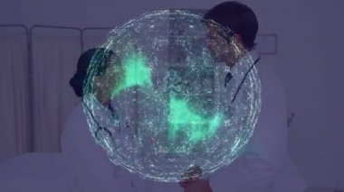 İki doktor bir hastanın durumu hakkında konuşuyor. Bir doktor hastanın durumunun iyiye gittiğini söylerken, diğer doktor hastanın durumunun kötüleştiğini söylüyor..