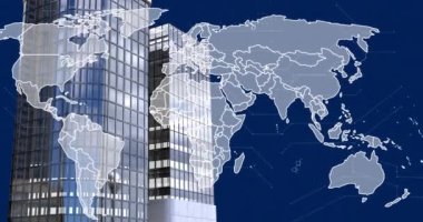 Modern ofis binaları üzerinde veri işleme ve dünya haritası animasyonu. Küresel iş, finans ve veri işleme kavramı dijital olarak oluşturulmuş video.