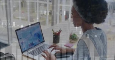 Afro-Amerikan bir kadının dizüstü bilgisayardan rapor verirken birden fazla grafik animasyonu. Dijital bileşik, çoklu pozlama, iş, finans, veritabanı, ofis ve teknoloji kavramı.