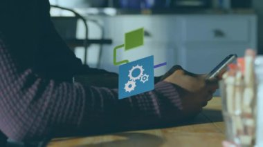 Akıllı telefon kullanarak iş adamlarının üzerindeki simgelerle bağlantı ağının animasyonu. Dijital olarak oluşturulmuş küresel finans, iş, bağlantılar ve veri işleme kavramı.