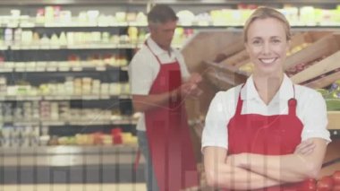 Çeşitli finansal tabloların dijital bir bileşimi. Görüntüdeki kadın gülümsüyor ve işinde mutlu görünüyor. Arka planda aynı zamanda mutlu görünen bir meslektaşım var..