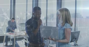 Çeşitli iş adamları üzerinde finansal veri işleme animasyonu. Küresel finansman, iş ve dijital arayüz kavramı dijital olarak oluşturulmuş video.