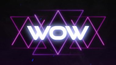 Siyah arkaplan sosyal medya, iletişim ve dijital olarak üretilen geçmiş video konsepti üzerinde mor neon çizgilerin üzerinde parlayan beyaz metnin animasyonu.