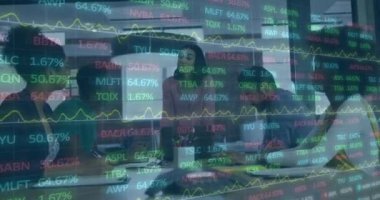 Çok ırklı iş arkadaşlarının toplantıda raporları tartışması üzerine çok renkli ticaret kurulunun animasyonu. Dijital bileşik, çoklu pozlama, ofis, takım çalışması, borsa, yatırım ve teknoloji.