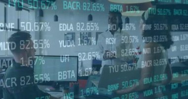 Ticaret kurulunun çok ırklı iş arkadaşlarının ofiste raporları tartışması üzerine yaptığı animasyon. Dijital bileşik, çoklu pozlama, takım çalışması, finans, borsa, yatırım ve teknoloji kavramı.