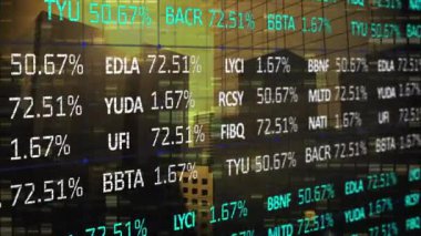 Ticaret panosu ve bar grafiklerinin güneş ve bulutlu gökyüzüne karşı binaların üzerindeki animasyonu. Dijital bileşik, çoklu pozlama, borsa, yatırım, rapor, gökdelenler ve teknoloji konsepti.