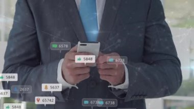 Bağlı noktaların animasyonu, akıllı telefon kullanarak iş adamının göbeğinde bildirim simgeleri. Dijital bileşim, çoklu pozlama, sosyal medya, iletişim ve teknoloji kavramı.