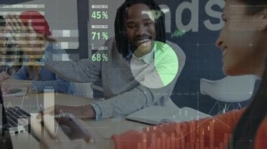 Çeşitli erkek ve kadın meslektaşların tartıştığı istatistiksel veri işleme animasyonu. İş veri teknolojisi kavramı