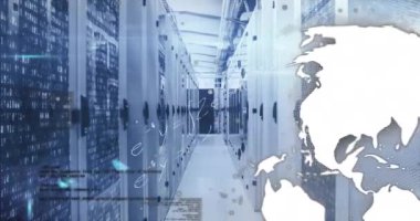 Bilgisayar sunucu odasının üzerinde dönen dünya, veri işleme ve matematiksel denklemlerin animasyonu. İş veri depolama teknolojisi kavramı