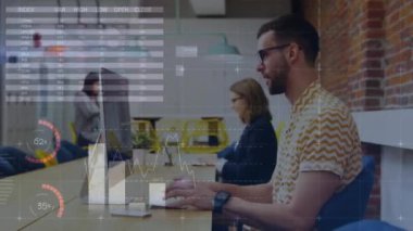 VR kulaklık kullanılarak iş kadını üzerinden finansal veri işleme animasyonu. Küresel eğitim teknolojisi bağlantıları ve veri işleme kavramı dijital olarak oluşturuldu.