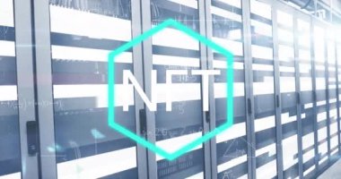 Bu video bilgisayar sunucularının veri işlediği bir sunucu odasını gösteriyor. Veriler sunucuların yüzeyinde parlayan beyaz ışık izleri olarak gösteriliyor. Video ayrıca hareket eden matematiksel formüllere sahip yeşil bir arkaplan da gösteriyor.. 