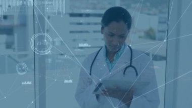 Afro-Amerikan kadın doktor üzerinden veri işleme ağı bağlantılarının animasyonu. Küresel tıp, bağlantılar ve dijital arayüz konsepti dijital olarak oluşturulmuş video.