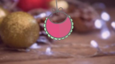 Tahta bir tahtanın üzerinde, alfa kanalında asılı duran önlüğü olan bir top..