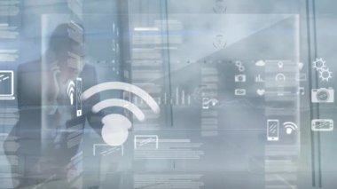 Bilgisayara bakarken beyaz bir kadının cep telefonuyla konuşması üzerine bilgi arayüzü animasyonu. Dijital bileşik, çoklu pozlama, iş, rapor, finans, veritabanı ve teknoloji kavramı.