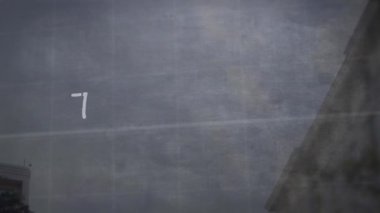 Yüksek binalara karşı şebeke üzerinden finansal veri işleme üzerinden teşekkür mesajı animasyonu. Küresel ekonomi ve iş teknolojisi kavramı