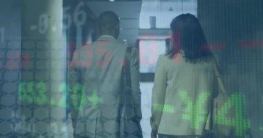 Değişik iş arkadaşlarının koridorda yürürken tartıştıkları arka manzara üzerinden ticaret kurulunun animasyonu. Dijital bileşik, çoklu pozlama, ofis, borsa, yatırım ve iş konsepti.