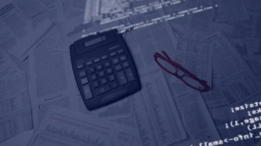 Vintage hesap makinesi üzerinden veri işleme animasyonu. Küresel finans, ekonomi, muhasebe ve bütçe kavramı dijital olarak oluşturulmuş video.