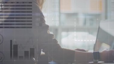 Dizüstü bilgisayar ve akıllı telefon kullanan bir kadının orta bölümündeki istatistiksel veri işleme animasyonu. İş veri teknolojisi kavramı