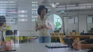 Afro-Amerikan bir kadının ofisinde sunum yapması üzerine istatistiksel veri işleme animasyonu. İş veri teknolojisi kavramı