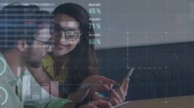 Beyaz erkek ve kadın meslektaşların tartıştığı istatistiksel veri işleme animasyonu. İş veri teknolojisi kavramı